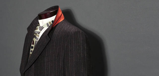 <strong>Paul Smith｜ポール・スミス コレクション</strong>　衿を立てると映える、衿裏（カラークロス）のセレクトも可能。コート13万6500円（individual order / ポール・スミス コレクション）<br>インディヴィジュアルオーダーコートは「ポール・スミスコレクション青山店」と「ポール・スミス コレクション丸の内店」のみでの展開