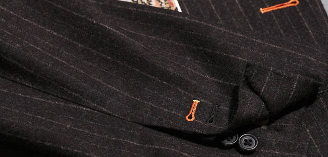 <strong>Paul Smith｜ポール・スミス コレクション</strong>　コートでは珍しい袖口の本切羽やボタンホールのカラーなどのセレクトができるのが楽しい。コート13万6500円（individual order / ポール・スミス コレクション）　インディヴィジュアルオーダーコートは「ポール・スミスコレクション青山店」と「ポール・スミス コレクション丸の内店」のみでの展開