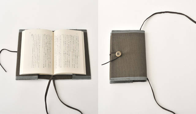 <strong>植木明日子｜『BookPacker』 ／phrungnii(プルンニー)</strong>　ガイドブックや文庫本をかばんから出し入れすることなく、肩から下げて持ち歩くことができるブックカバー。 