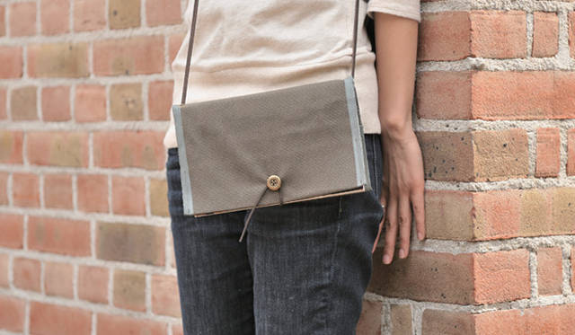 <strong>植木明日子｜『BookPacker』 ／phrungni(プルンニー)</strong>　ガイドブックや文庫本をかばんから出し入れすることなく、肩から下げて持ち歩くことができるブックカバー。 