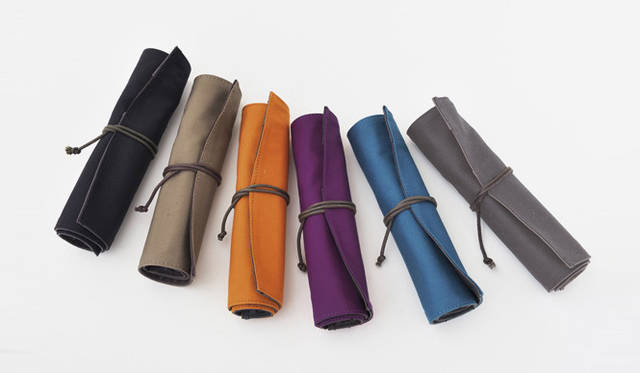 <strong>植木明日子｜『Pencle』／phrungnii(プルンニー)</strong>　巻物型ペンケース。 