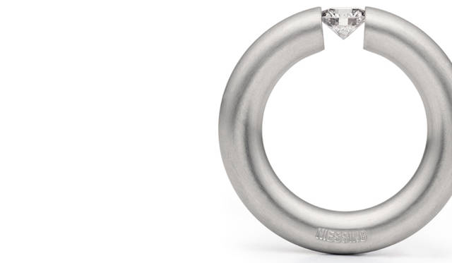 <strong>NIESSING｜ニーシング　「The Niessing Ring® Edition 30」</strong>　ニーシング大阪にて先行販売される、ザ・ニーシングリング 30周年記念モデル「The Niessing Ring® Edition 30」。ツメ留めをせず、地金の張力だけで石を留めているため、あらゆる角度から光を集め、ダイヤモンドの輝きを最大限に引き出している。2011年12月31日（土）までの限定発売。[K18×ダイヤモンド0.18ct] 28万8000円（ニーシング）