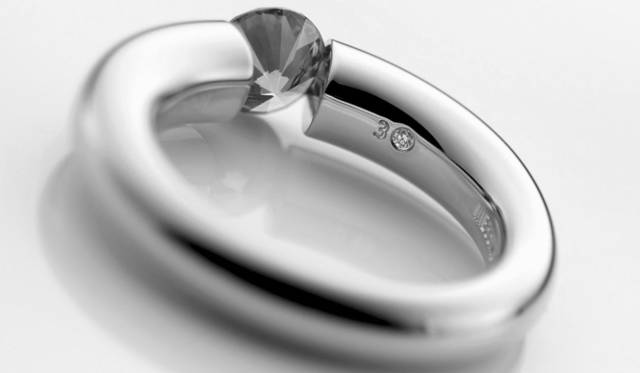 <strong>NIESSING｜ニーシング　「The Niessing Ring® Edition 30」</strong>　内側にもダイヤモンドがあしらわれ、“30”の文字が隠されている。[K18×ダイヤモンド0.18ct] 28万8000円（ニーシング）