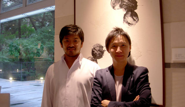 ART｜墨象作家 宮村 弦　第7回「食とアートの会」イベントレポート　左から シェフ 松嶋啓介、墨象作家 宮村 弦