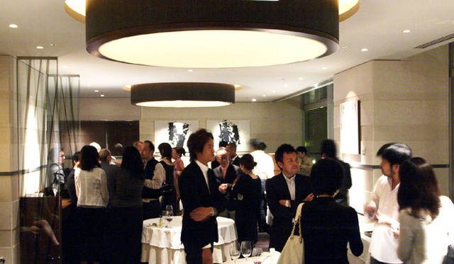 ART｜墨象作家 宮村 弦　第7回「食とアートの会」イベントレポート　今宵もアートや食に関心のある好奇心旺盛な大人たちが集まり、ふたりの言葉に耳を傾けた。