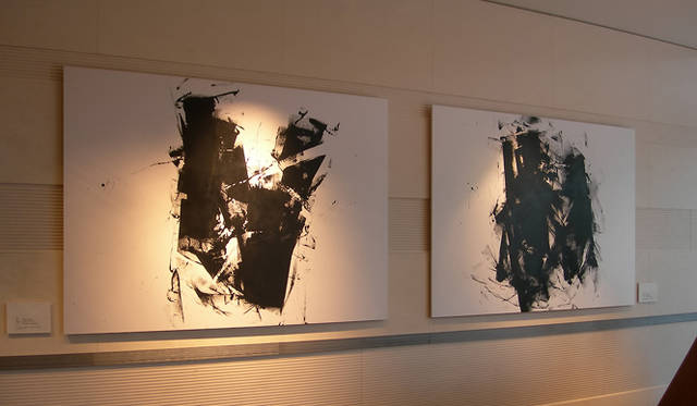 ART｜墨象作家 宮村 弦　第7回「食とアートの会」イベントレポート　見る者を圧倒する大胆な筆づかいは、プリント作品となってもその迫力が損なわれることはない。