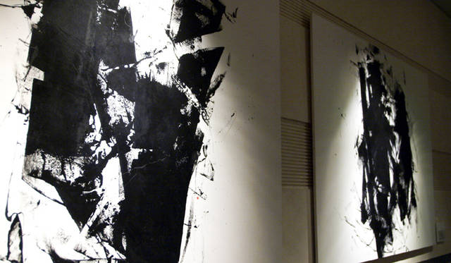 ART｜墨象作家 宮村 弦　第7回「食とアートの会」イベントレポート　白と黒の濃淡のみで描かれる神秘的な世界に、思わず時を忘れてしまいそう。