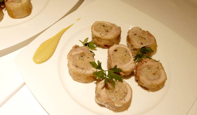 ART｜墨象作家 宮村 弦　第7回「食とアートの会」イベントレポート　フランス料理と日本酒という意外なマッチングに、来場者同士の会話もはずんだ。