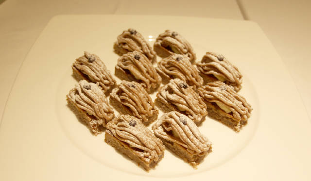 ART｜墨象作家 宮村 弦　第7回「食とアートの会」イベントレポート　“イカ墨”をもちいたメニューや、日本酒での乾杯など、レストランアイの粋なはからいが会場をさらに盛り上げた。