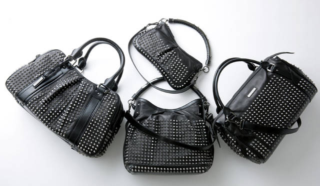 <strong>BURBERRY｜バーバリー</strong>　上から時計まわりに／スリングバッグ[W32.5×H14.5×D4cm] 14万7000円、ボストンバッグ[W36×H26.5×D17.5cm] 17万8500円、ホーボーバッグ[W30×H30×D12cm] 17万3250円、ボストンバッグ[W47.5×H23.5×D15cm] 22万500円（すべてバーバリー／バーバリー・インターナショナル）