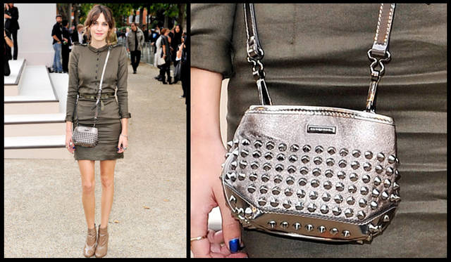 <strong>BURBERRY｜バーバリー</strong>　TVプレゼンテーターのアレクサ・チャンも、この「ウインターストーム」のアイテムを愛用。スタッズ付きポシェットを斜めがけするスタイルが新鮮。