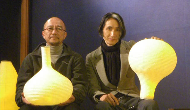 ART｜ミック・イタヤ SUZUMO提灯展＠マイスター 開催　左から、鈴木茂兵衛商店代表取締役社長 鈴木隆太郎氏、ミック・イタヤ氏