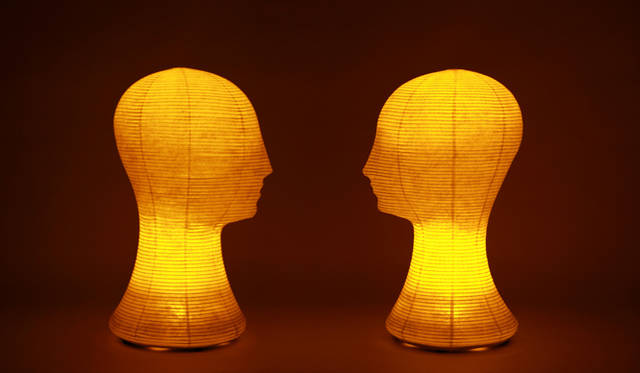 ART｜ミック・イタヤ SUZUMO提灯展＠マイスター 開催　左から「男爵頭像」「婦人頭像」　©小木曽威夫