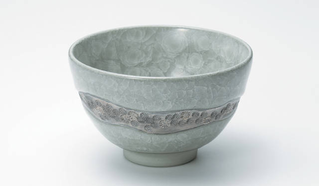 <strong>三越｜MITSUKOSHI　「Happy Tea Time」　“マイ ファースト マッチャワン”</strong>　岡山高大　氷裂釉三島銀彩茶碗　周　9240円