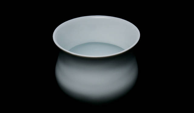 <strong>三越｜MITSUKOSHI　「Happy Tea Time」　Eiji Miyaki</strong>　陶芸家・宮木英至氏作、茶葉を直接入れてお茶を楽しむ、急須のいらない湯呑。茶葉が引っかかるように内側にほどこされたくぼみが秀逸。　3990円