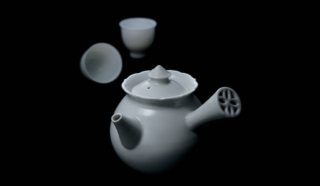 <strong>三越｜MITSUKOSHI　「Happy Tea Time」　Kiyomizuyaki</strong>　お茶の色をきれいに見せる、透明感のある白磁仕上げの清水焼湯呑。急須の持ち手には、縁起の良い七宝紋様の透かし彫りが美しい。1万9740円