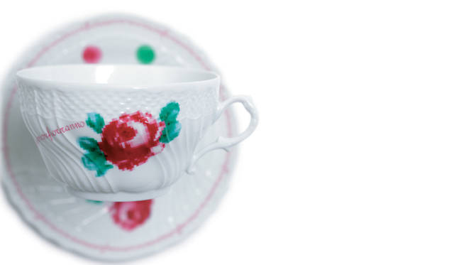 <strong>三越｜MITSUKOSHI　「Happy Tea Time」　Paola Navone</strong>　イタリアの名窯リチャード ジノリと、イタリアデザイン界を牽引するパオラ・ナヴォーネ氏がコラボレーション。1745年に生まれた人気の「アンティックローズ」シリーズ柄をピクセルで表現。9450円