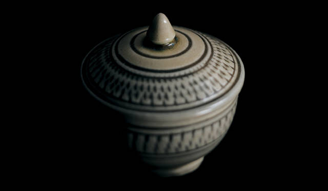 <strong>三越｜MITSUKOSHI　「Happy Tea Time」　“Mingei Crossroad”　Kitagama</strong>　沖縄の豊かな風土が生んだ北窯の陶器。火入れはわずか年5回。ひとの手と炎が創り出す素朴な風合いが手になじむ。北窯　松田米司　2940円