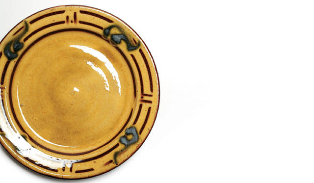 <strong>三越｜MITSUKOSHI　「Happy Tea Time」　“Mingei Crossroad”</strong>　英国伝統のスリップウェア（化粧土による陶器）を制作しているクライヴ・ボウエン氏の、赤土の温もり伝わる器。サイドプレート　8820円