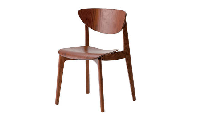 <strong>三越｜MITSUKOSHI　「Happy Tea Time」　“Mingei Crossroad”</strong>　シンプルで快適。民藝運動の提唱者、柳宗悦氏を父にもち、日本のモダンデザインを開いた柳宗理氏が手がける椅子。　5万1450円