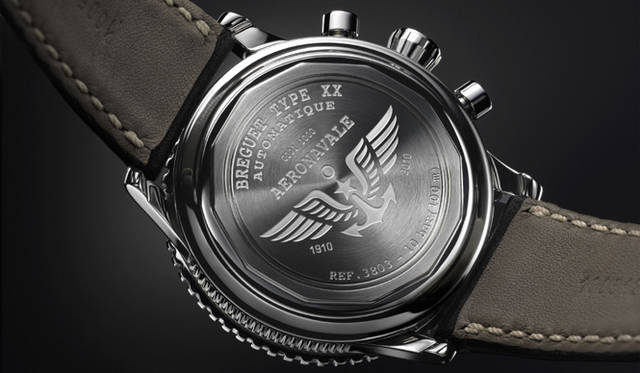 <strong>BREGUET｜ブレゲ</strong> 「タイプXX アエロナバル リミテッドエディション」自動巻き、ステンレススティールケース×カーフストラップ、フライバック機能付きクロノグラフ、10気圧防水、105万円（予価）、入荷は2010年12月予定。