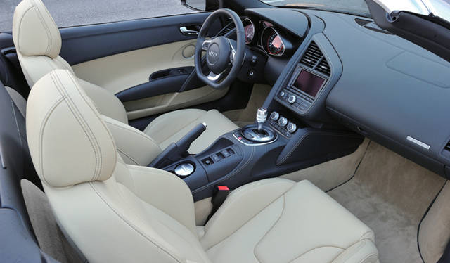 <strong>AUDI R8 SPYDER｜アウディ R8 スパイダー</strong><br>ファインナッパレザーでつくられたスポーツシート