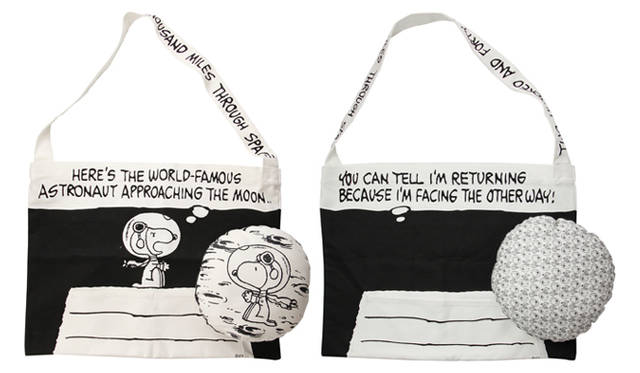 <strong>PEANUTS 60YEARS WORLD TOUR</strong>　「N.ハリウッド」バッグ＆ピローセット3万1500円　太めのショルダーにオーバーサイズの粗めなダック地のトートバッグ。スヌーピーのプリントが入った片面からはじまり、ショルダー、もう片面へとストーリーが繋がっている。それぞれまったく別のストーリーから抜粋して、スヌーピー自身が月に行った夢を見ているストーリーに見立ててコラージュ。そして“夢の中”という意味でサイドポケットには、60～80年代によく見られたピロードールを添えている。