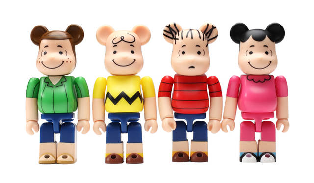 <strong>PEANUTS 60YEARS WORLD TOUR</strong>　「メディコム・トイ」BE@RBRICK各1575円　今回、ペパーミント パティ、チャーリー・ブラウン、ライナス、ルーシーがBE@RBRICKとしてデザイン許諾され初商品化！<br>BE@RBRICK TM & © 2001-2010 MEDICOM TOY CORPORATION. All rights reserved.