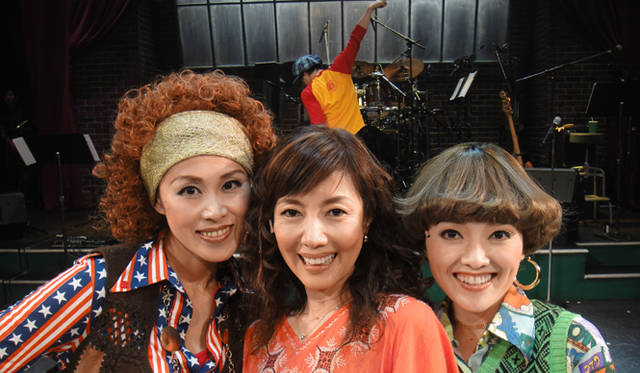 戸田恵子 連載｜ミュージカル「今の私をカバンにつめて」幕が上がりました　左から、麻生かほ里さん、戸田恵子、入絵加奈子さん