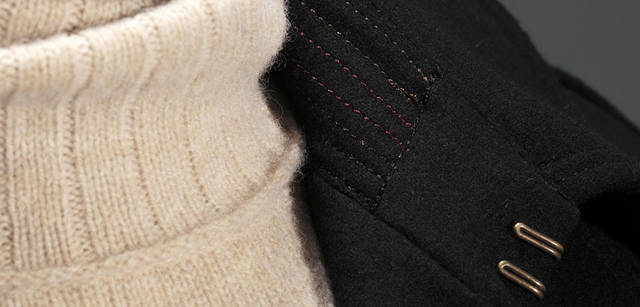 <strong>Paul Smith｜ポール・スミス コレクション</strong>　コートの衿裏にほどこされているマルチカラーステッチに注目。コート9万2400円、ニット2万4150円（いずれもポール・スミス コレクション）