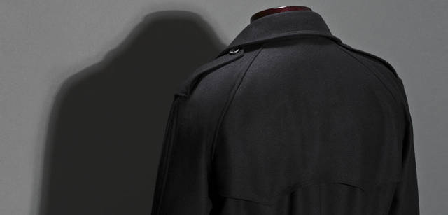 <strong>Paul Smith｜ポール・スミス コレクション</strong>　後ろから見るとラグラン仕様がエレガントな印象をプラス。コート9万2400円（ポール・スミス コレクション）