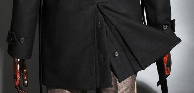 <strong>Paul Smith｜ポール・スミス コレクション</strong>　ドレッシーなコートに格上げする後ろ裾プリーツ。コート9万2400円（ポール・スミス コレクション）