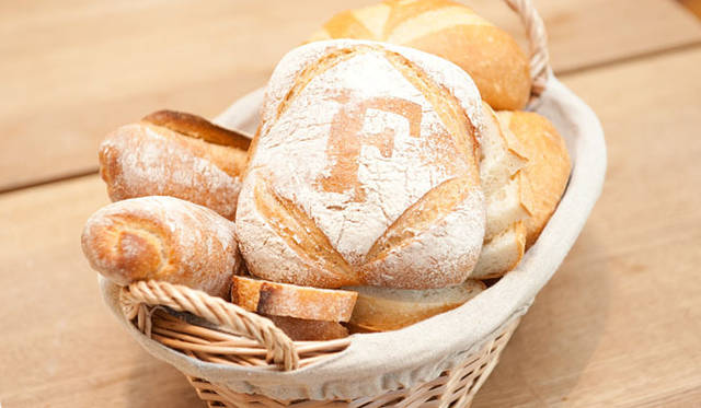 <strong>FAUCHON｜フォション</strong>　秋の新作パンコレクション「Baguette Levain（バゲット ルヴァン）」（バスケットの中の左側） 263円<br>天然酵母を使用し、ゆっくりと発酵させながらつくったバゲット。前菜やサラダ、スープ、メインと、どんな食事にもよく合うテーブルブレッドで、生地はしっとりとしまり、独特の酸味と香りはワインとの相性抜群。