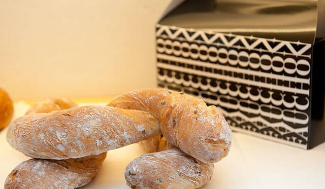 <strong>FAUCHON｜フォション</strong>　秋の新作パンコレクション「Tordu Levain Céréales（トルデュ ルヴァン セレアル）」 273円<br>フランス南西部のジェール地方のパンから着想を得た天然酵母パン。レンズ豆、オオムギ、そば粉を使用し、シリアル類はフランスから取り寄せている。発酵させ、ローストしたシリアルの風味が広がって、フランス南西部の朝食を演出。朝食以外にも、テーブルブレッドにぴったり。