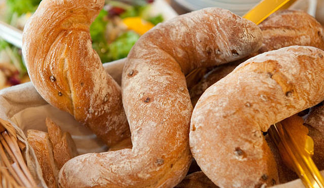 <strong>FAUCHON｜フォション</strong>　秋の新作パンコレクション「Tordu Levain Céréales（トルデュ ルヴァン セレアル）」 273円<br>フランス南西部のジェール地方のパンから着想を得た天然酵母パン。レンズ豆、オオムギ、そば粉を使用し、シリアル類はフランスから取り寄せている。発酵させ、ローストしたシリアルの風味が広がって、フランス南西部の朝食を演出。朝食以外にも、テーブルブレッドにぴったり。