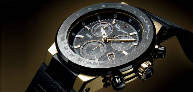<strong>Salvatore Ferragamo｜サルヴァトーレ フェラガモ</strong> F-80　IPゴールド加工のチタンケースにセラミック仕上のベゼルが印象的な新作クロノグラフ。トラベルシーンなどで使いたい機能派モデル。メンズ。クォーツ、SSケース、ケース径44mm。19万9500円（サルヴァトーレ フェラガモ／フェラガモ･ジャパン）