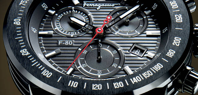 <strong>Salvatore Ferragamo｜サルヴァトーレ フェラガモ</strong> F-80　ブラッシュ仕上げのチタンケースが腕元に精悍さを添える一本。「F-80」はブランド創立80周年を記念したモデル。メンズ。クォーツ、SSケース、ケース径44mm。25万2000円（サルヴァトーレ フェラガモ／フェラガモ･ジャパン）