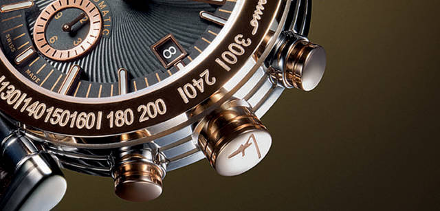 <strong>Salvatore Ferragamo｜サルヴァトーレ フェラガモ</strong> SALVATORE　ベゼルやリュウズ、それにプッシュボタンに18Kローズゴールドを使用。高級クロノグラフムーブメントは、ケース背面のシースルーバックから堪能できる。メンズ。自動巻き、SSケース、ケース径42mm。89万2500円（サルヴァトーレ フェラガモ／フェラガモ･ジャパン）