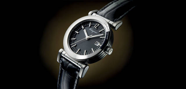 <strong>Salvatore Ferragamo｜サルヴァトーレ フェラガモ</strong> SALVATORE　「サルヴァトーレ」のクォーツ3針モデル。磨き込まれたスチールケースに放射状のギョシェを施した文字盤が美しい。メンズ。クォーツ、SSケース、ケース径40mm。13万6500円（サルヴァトーレ フェラガモ／フェラガモ･ジャパン）