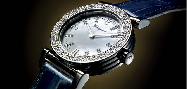 <strong>Salvatore Ferragamo｜サルヴァトーレ フェラガモ</strong> SALVATORE （ダイヤモンドモデル） ベゼルのみならず文字盤にもダイヤモンド136個をあしらった豪奢なモデル。文字盤はマザー･オブ･パール。レディース。クォーツ、SSケース、ケース径31mm。 55万6500円（サルヴァトーレ フェラガモ／フェラガモ･ジャパン）