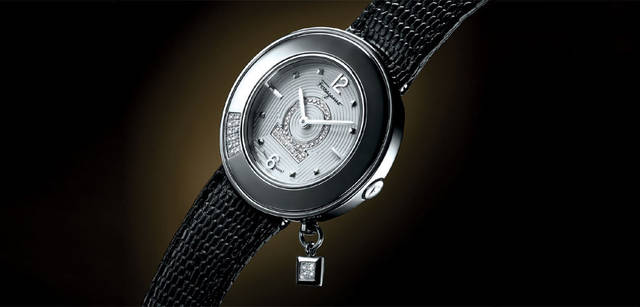 <strong>Salvatore Ferragamo｜サルヴァトーレ フェラガモ</strong> GANCINO sparkling　活き活きと躍動的な女性美を表現したチャーム付きモデル。ベゼルとチャーム、そして文字盤にはダイヤモンドがあしらわれ輝きを放つ。レディース。クォーツ、SSケース、ケース径36mm。 18万9000円（サルヴァトーレ フェラガモ／フェラガモ･ジャパン）