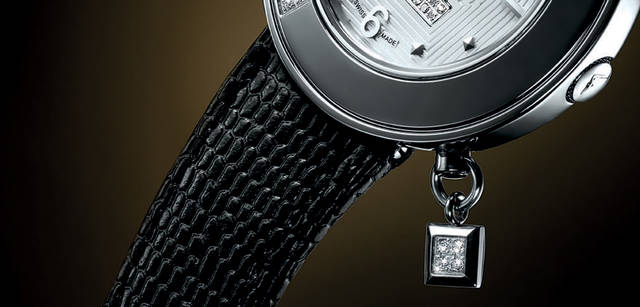 <strong>Salvatore Ferragamo｜サルヴァトーレ フェラガモ</strong> GANCINO sparkling　活き活きと躍動的な女性美を表現したチャーム付きモデル。ベゼルとチャーム、そして文字盤にはダイヤモンドがあしらわれ輝きを放つ。レディース。クォーツ、SSケース、ケース径36mm。 18万9000円（サルヴァトーレ フェラガモ／フェラガモ･ジャパン）