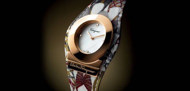 <strong>Salvatore Ferragamo｜サルヴァトーレ フェラガモ</strong> GANICINO fancy ケースはベルトと一体化した薄型のガンチー二･デザインのIPゴールド加工ケース。フェラガモの伝統的なシルクプリントモチー フの「トウズ」プリントをサテンのストラップに。レディース。クォーツ、SSケース、ケース径38mm。 15万2250円（サルヴァトーレ フェラガモ／フェラガモ･ジャパン）