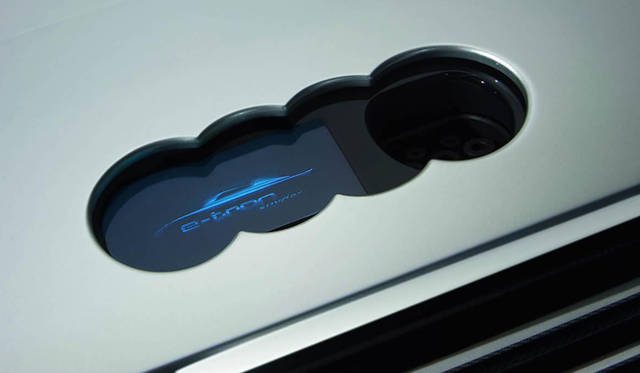 <strong>AUDI e TRON SPYDER｜アウディ e トロン スパイダー</strong><br>フロントグリル上方にあるエンブレムを取り外すとあらわれるバッテリーチャージャープラグ