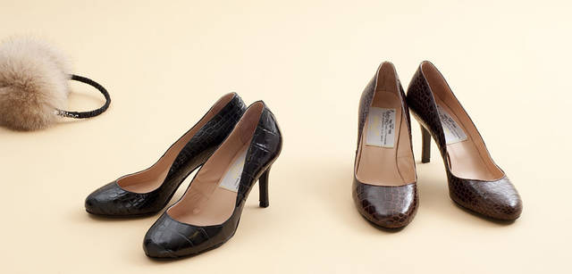 <strong>UNITED ARROWS｜ユナイテッドアローズ</strong>　ユナイテッドアローズ 原宿本店 ウィメンズ館 リニューアル スペシャルアイテム<br>左／ラウンドパンプス（ブラック）8万6100円、右／ラウンドパンプス（ダークブラウン）8万6100円（ともにPippi / ピッピ）　