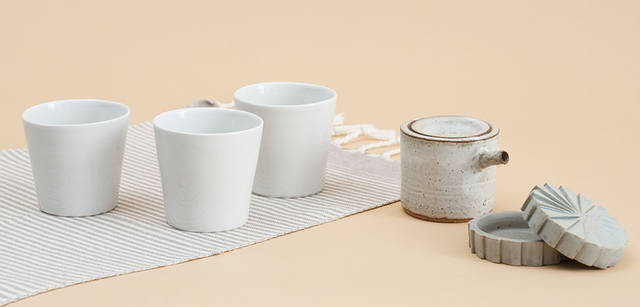 <strong>UNITED ARROWS｜ユナイテッドアローズ</strong>　ユナイテッドアローズ 原宿本店 ウィメンズ館 リニューアル スペシャルアイテム<br>湯呑み各3465円、醤油さし3780円（すべてMARUYAMA KANAKO / 丸山可菜子）　