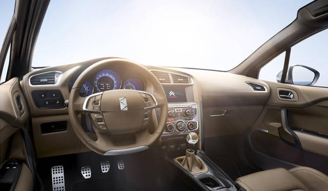 <strong>CITROEN｜シトロエン DS4</strong>