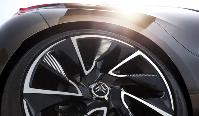 <strong>CITROEN｜シトロエン DS4</strong>