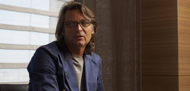 <strong>BOGLIOLI｜ボリオリ</strong> この日、ピエルイジが着ていたジャケットは洗い染め加工を施した「コート」。