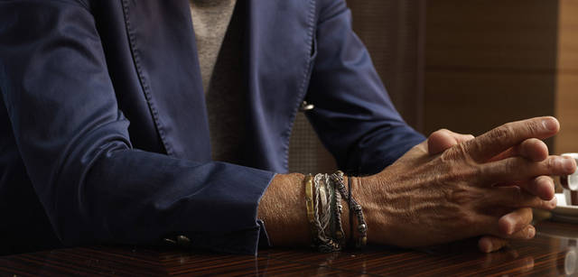 <strong>BOGLIOLI｜ボリオリ</strong> ピエルイジはイタリア男らしく、腕にはバングルやコードブレスレットがじゃらり。